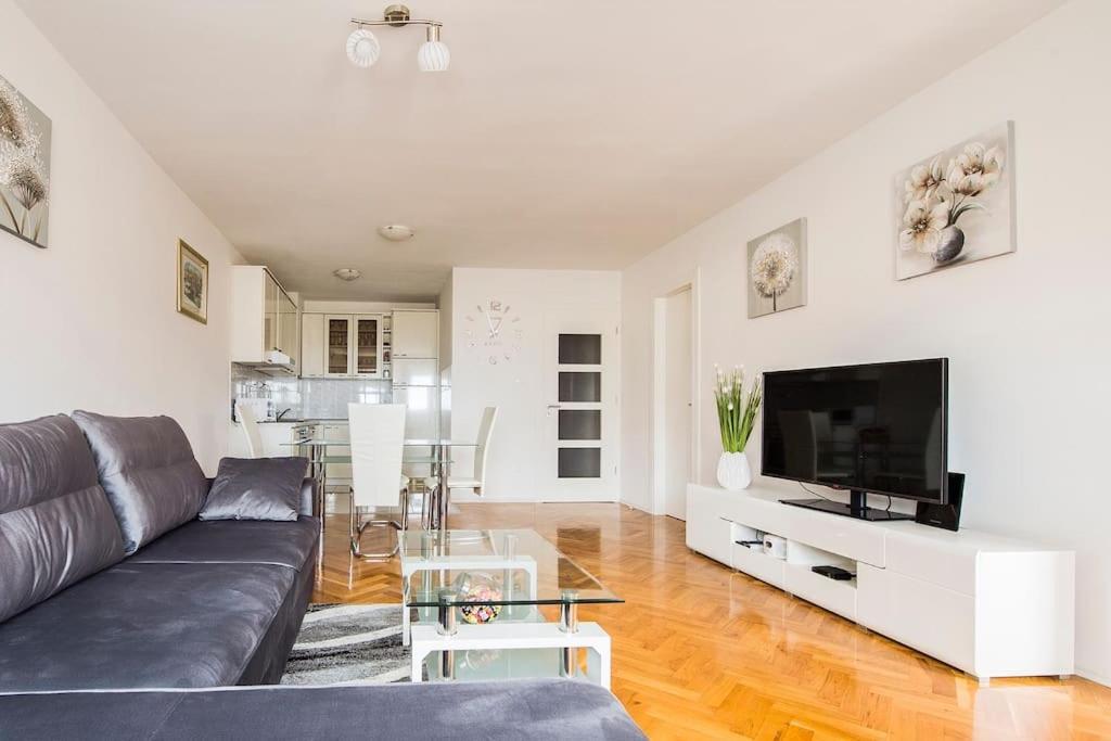 Jully Apartament Podstrana