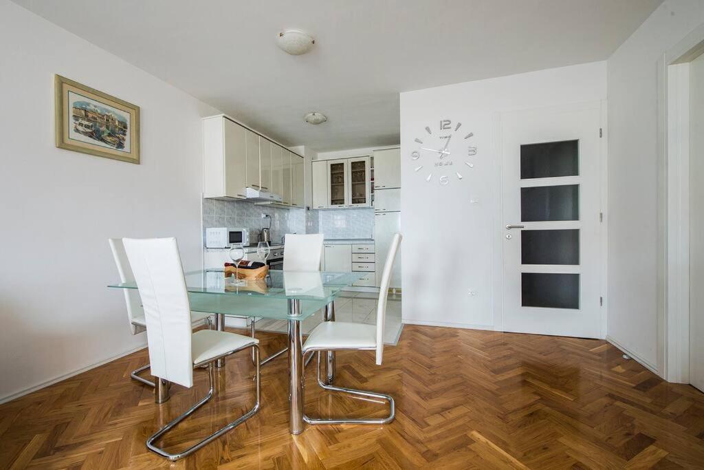 Jully Apartament Podstrana